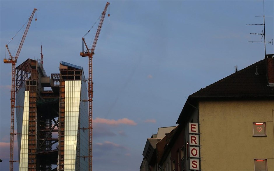 Την Πέμπτη συνεδριάζει η ΕΚΤ. Διαφημιστική πινακίδα οίκου ανοχής κοντά στην περιοχή που ανεγείρονται τα νέα κεντρικά γραφεία της Ευρωπαϊκής Κεντρικής Τράπεζας (ΕΚΤ) στη Φρανκφούρτη. Η ΕΚΤ θα συνεδριάσει την Πέμπτη για να αποφασίσει τυχόν αλλαγές στα επιτόκια δανεισμού.