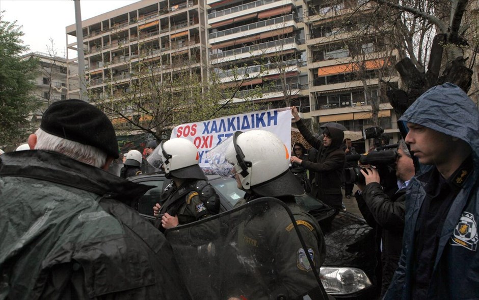 Θεσσαλονίκη: Συγκέντρωση διαμαρτυρίας για τα μεταλλεία Χαλκιδικής και χρυσωρυχεία Θράκης #1. Ένταση επικράτησε έξω από το Μακεδονία Παλλάς, όπου περίπου 50 διαδηλωτές είχαν συγκεντρωθεί για να εκφράσουν την αντίθεσή τους στην εξόρυξη του χρυσού στις Σκουριές της Χαλκιδικής. Στο Μακεδονία Παλλάς πραγματοποιούνταν συνέντευξη τύπου για την πορεία των επενδυτικών σχεδίων των εταιρειών «Ελληνικός Χρυσός» στα Μεταλλεία Χαλκιδικής και «Χρυσωρυχεία Θράκης» στα έργα χρυσού στο Πέραμα της Θράκης&nbsp;