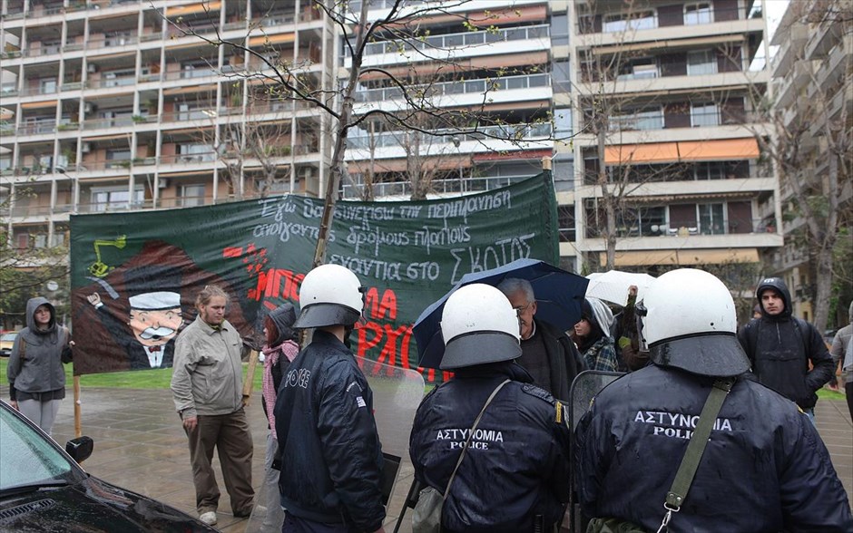 Θεσσαλονίκη: Συγκέντρωση διαμαρτυρίας για τα μεταλλεία Χαλκιδικής και χρυσωρυχεία Θράκης #3. Ένταση επικράτησε έξω από το Μακεδονία Παλλάς, όπου περίπου 50 διαδηλωτές είχαν συγκεντρωθεί για να εκφράσουν την αντίθεσή τους στην εξόρυξη του χρυσού στις Σκουριές της Χαλκιδικής. Στο Μακεδονία Παλλάς πραγματοποιούνταν συνέντευξη τύπου για την πορεία των επενδυτικών σχεδίων των εταιρειών «Ελληνικός Χρυσός» στα Μεταλλεία Χαλκιδικής και «Χρυσωρυχεία Θράκης» στα έργα χρυσού στο Πέραμα της Θράκης&nbsp;