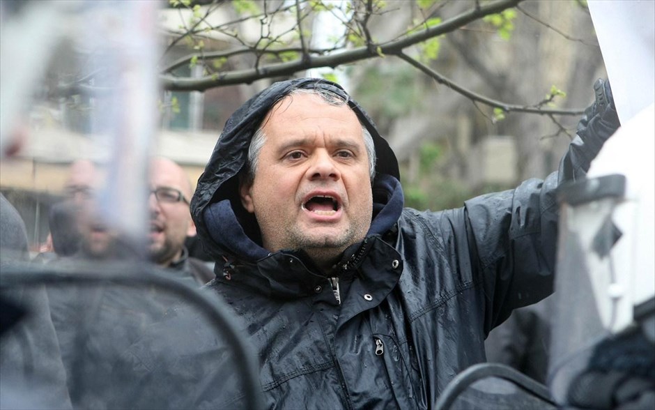 Θεσσαλονίκη: Συγκέντρωση διαμαρτυρίας για τα μεταλλεία Χαλκιδικής και χρυσωρυχεία Θράκης #5. Διαδηλωτής φωνάζει συνθήματα, κατά τη διάρκεια συγκέντρωσης διαμαρτυρίας ενάντια στα μεταλλεία χρυσού, στη Θεσσαλονίκη. Ενταση μεταξύ αστυνομικών και διαδηλωτών σημειώθηκε στη συγκέντρωση διαμαρτυρίας ενάντια στα μεταλλεία χρυσού στις Σκουριές, που πραγματοποιήθηκε έξω από το Μακεδονία Παλλάς όπου γινόταν η συνέντευξη τύπου της «Ελληνικός Χρυσός».&nbsp;