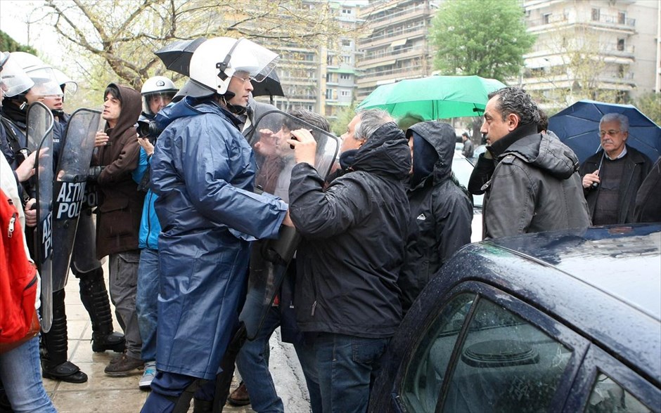 Θεσσαλονίκη: Συγκέντρωση διαμαρτυρίας για τα μεταλλεία Χαλκιδικής και χρυσωρυχεία Θράκης #8. Μικροένταση μεταξύ αστυνομικών και διαδηλωτών έξω από το Μακεδονία Παλλάς. Συγκέντρωση πραγματοποιήθηκε ενάντια στα μεταλλεία χρυσού στις Σκουριές, έξω από το Μακεδονία Παλλάς όπου γινόταν η συνέντευξη τύπου της εταιρείας «Ελληνικός Χρυσός».
