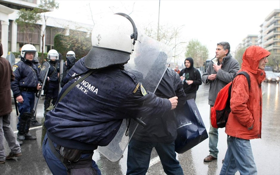 Θεσσαλονίκη: Συγκέντρωση διαμαρτυρίας για τα μεταλλεία Χαλκιδικής και χρυσωρυχεία Θράκης #9. Μικροένταση μεταξύ αστυνομικών και διαδηλωτών έξω από το Μακεδονία Παλλάς. Συγκέντρωση πραγματοποιήθηκε ενάντια στα μεταλλεία χρυσού στις Σκουριές, έξω από το Μακεδονία Παλλάς όπου γινόταν η συνέντευξη τύπου της εταιρείας «Ελληνικός Χρυσός»