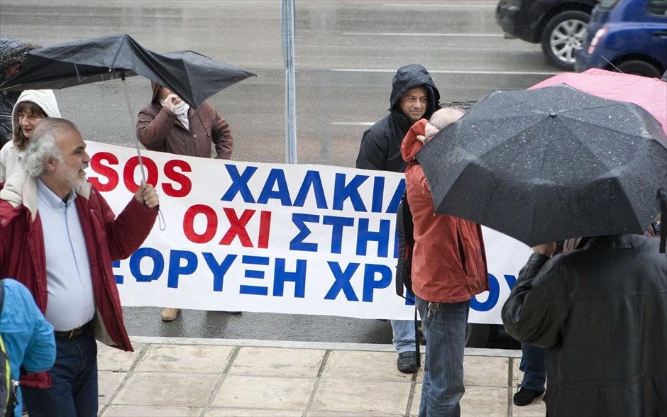 Θεσσαλονίκη: Συγκέντρωση διαμαρτυρίας για τα μεταλλεία Χαλκιδικής και χρυσωρυχεία Θράκης #11. Μικροένταση μεταξύ αστυνομικών και διαδηλωτών έξω από το Μακεδονία Παλλάς. Συγκέντρωση πραγματοποιήθηκε ενάντια στα μεταλλεία χρυσού στις Σκουριές, έξω από το Μακεδονία Παλλάς όπου γινόταν η συνέντευξη τύπου της εταιρείας «Ελληνικός Χρυσός».