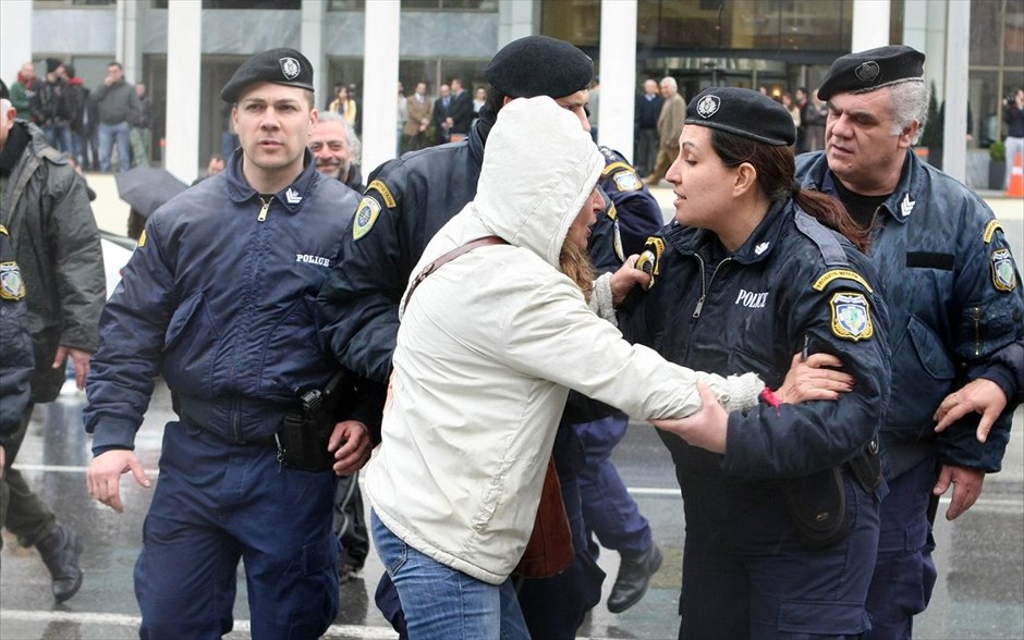 Θεσσαλονίκη: Συγκέντρωση διαμαρτυρίας για τα μεταλλεία Χαλκιδικής και χρυσωρυχεία Θράκης #14. Μικροένταση μεταξύ αστυνομικών και διαδηλωτών έξω από το Μακεδονία Παλλάς. Συγκέντρωση πραγματοποιήθηκε ενάντια στα μεταλλεία χρυσού στις Σκουριές, έξω από το Μακεδονία Παλλάς όπου γινόταν η συνέντευξη τύπου της εταιρείας «Ελληνικός Χρυσός».