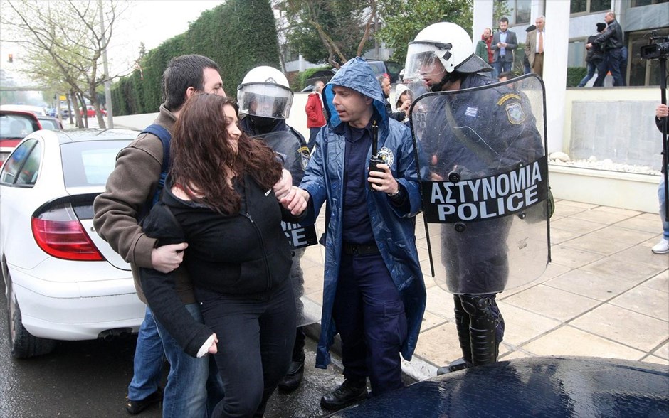 Θεσσαλονίκη: Συγκέντρωση διαμαρτυρίας για τα μεταλλεία Χαλκιδικής και χρυσωρυχεία Θράκης #17. Μικροένταση μεταξύ αστυνομικών και διαδηλωτών σημειώθηκε στη συγκέντρωση διαμαρτυρίας ενάντια στα μεταλλεία χρυσού στις Σκουριές, που πραγματοποιήθηκε έξω από το Μακεδονία Παλλάς όπου γινόταν η συνέντευξη τύπου της «Ελληνικός Χρυσός».&nbsp;