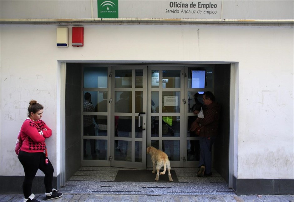 Πέντε εκατομμύρια άνεργοι στην Ισπανία. Πολίτες, και ένας σκύλος, περιμένουν έξω από γραφείο εύρεσης εργασίας στη πρωτεύουσα της Ανδαλουσίας, Σεβίλλη. Η ανεργία στην Ισπανία έπεσε κατά 0,1% τον Μάρτιο, που σημαίνει πως 5,04 εκατομμύρια Ισπανοί βρίσκονται χωρίς δουλειά.