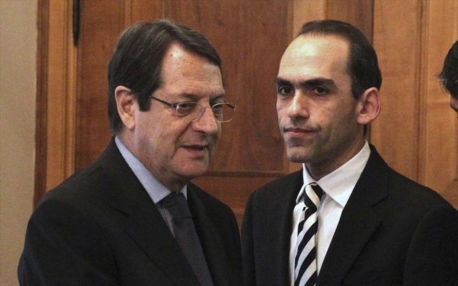 Κύπρος: Ορκίστηκε ο νέος υπουργός Οικονομικών. Στιγμιότυπο από την τελετή ορκωμοσίας του νέου υπουργού Οικονομικών της Κύπρου, Χάρη Γεωργιάδη (Δ). Ο έως χθες υπουργός Εργασίας αναλαμβάνει καθήκοντα υπουργού Οικονομικών, μετά την παραίτηση του Μιχάλη Σαρρή.