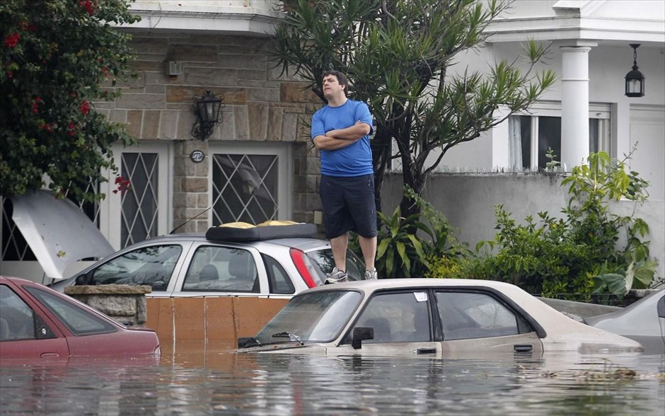 Εξι νεκροί στο Μπουένος Άιρες από καταρρακτώδεις βροχοπτώσεις. Εξι άνθρωποι έχασαν τη ζωή τους από τις καταρρακτώδεις βροχές, συνοδευόμενες από ισχυρούς ανέμους, που προκάλεσαν εκτεταμένες καταστροφές, κυρίως στα προάστια του Μπουένος Άιρες. Από τις πλημμύρες, έχουν επηρεαστεί 350.000 άνθρωποι ανέφεραν τα τοπικά μέσα ενημέρωσης, την Τρίτη, επικαλούμενα τις υπηρεσίες έκτακτης ανάγκης, αλλά και τον δήμαρχο του Μπουένος Άιρες, Μαουρίσιο Μάτσρι.