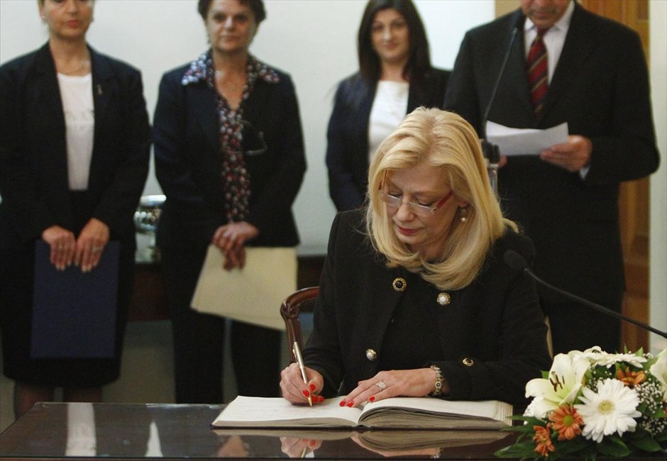 Κύπρος: Ορκίστηκαν οι νέοι υπουργοί Οικονομικών και Εργασίας. H Ζέτα Αιμιλιανίδου ορκίστηκε σήμερα υπουργός Εργασίας και Κοινωνικών Ασφαλίσεων της Κύπρου. Ο Πρόεδρος Νίκος Αναστασιάδης, που είχε επικριθεί για τον μη διορισμό γυναίκας στο υπουργικό του συμβούλιο, είπε σήμερα ότι «επιτέλους μπορώ να προσφωνώ και μια κυρία στο υπουργικό Συμβούλιο, βλέπετε δεν είναι μόνο το μνημόνιο που έχουμε βελτιώσει σημαντικά, είναι και τη σύνθεση του υπουργικού συμβουλίου» και προσέθεσε: «Ακούμε και προσαρμοζόμαστε».