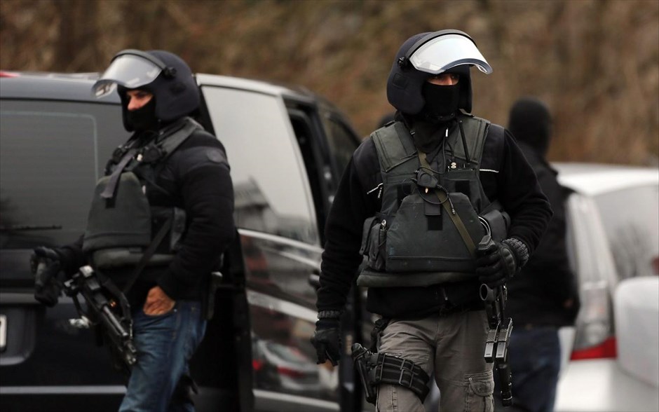 Ομηρεία σε παιδικό σταθμό στην Κολωνία. Μέλη ειδικού τμήματος της αστυνομίας έξω από παιδικό σταθμό στην Κολωνία. Ο υπεύθυνος του παιδικού σταθμού κρατείται όμηρος από έναν άντρα οπλισμένο με μαχαίρι ενώ τα παιδιά του σταθμού είναι ασφαλή σύμφωνα με τις αρχές.