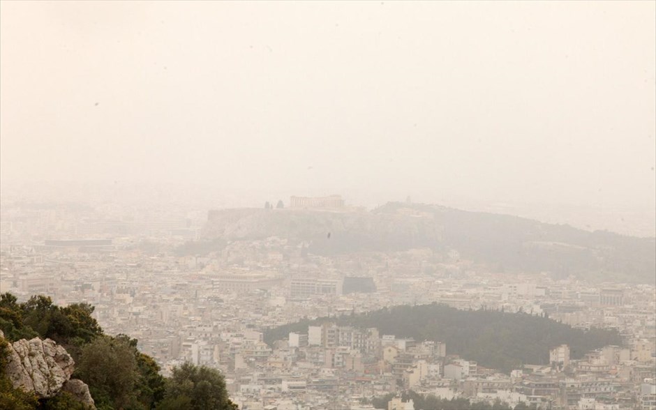 Νέφος από αφρικανική σκόνη πάνω από την Αθήνα. Νέφος από αφρικανική σκόνη πάνω από την Αθήνα.