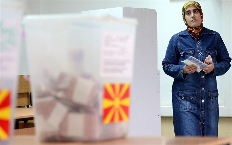 ΠΓΔΜ: Δεύτερος γύρος δημοτικών εκλογών. Σε εξέλιξη βρίσκεται η ψηφοφορία για τoν δεύτερο γύρο των δημοτικών εκλογών στην ΠΓΔΜ. Οι κάλπες άνοιξαν στις 07:00 τοπική ώρα (08:00 ώρα Ελλάδας) και θα κλείσουν στις 19:00 τοπική ώρα (20:00 ώρα Ελλάδας). Ο δεύτερος αυτός γύρος των δημοτικών εκλογών διεξάγεται σε 30 δήμους της ΠΓΔΜ. Από τον πρώτο γύρο, που διεξήχθη στις 24 Μαρτίου, εξελέγησαν 51 δήμαρχοι, οι περισσότεροι εκ των οποίων (39) προέρχονται από το κυβερνών κόμμα VMRO-DPMNE του Νίκολα Γκρούεφσκι και από το συγκυβερνών αλβανικό κόμμα DUI (8) του Αλί Αχμέτι.