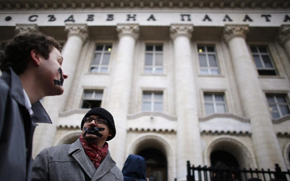 «Βουβή» διαμαρτυρία πολιτών στη Σόφια. Πολίτες με σφραγισμένα με κολλητική ταινία τα στόματά τους πραγματοποίησαν συγκέντρωση μπροστά από το Δικαστικό Μέγαρο της Σόφιας σε ένδειξη διαμαρτυρίας για τον περιορισμό της ελευθερίας του λόγου. Η συγκέντρωση διοργανώθηκε με αφορμή την κλήση για ανάκριση που δέχθηκε για δεύτερη φορά ο Μπόρις Μίτοφ, δημοσιογράφος της ηλεκτρονικής εφημερίδας «Mediapool», ο οποίος, σύμφωνα με την εισαγγελία, σε άρθρο του δημοσιοποίησε εμπιστευτικές πληροφορίες.