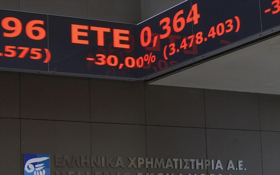 «Βουτιά» στο χρηματιστήριο. «Βουτιά» 30% σημείωναν νωρίτερα οι μετοχές της Εθνικής Τράπεζας και της Eurobank, μετά την αναστολή των διαδικασιών για τη συγχώνευσή τους και την ανάληψη του ελέγχου τους από το Ταμείο Χρηματοπιστωτικής Σταθερότητας.