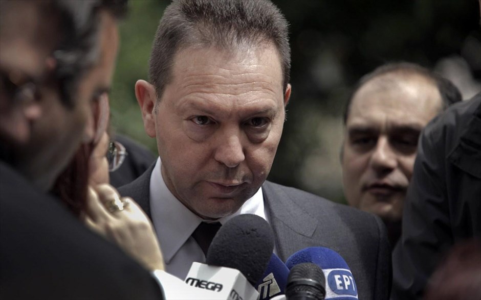 Την Τρίτη το ραντεβού Στουρνάρα με τρόικα. Για αύριο Τρίτη, στις 4 το απόγευμα, αναβλήθηκε η προγραμματισμένη για σήμερα, τέταρτη κατά σειρά, συνάντηση του υπουργού Οικονομικών Γιάννη Στουρνάρα, με τους επικεφαλής της τρόικας. Βασικά ζητήματα που απασχολούν τώρα τις διαπραγματεύσεις, είναι η κινητικότητα στον δημόσιο τομέα και η άμεση απόλυση των επίορκων υπαλλήλων, η ρύθμιση για τις ληξιπρόθεσμες οφειλές των ιδιωτών προς τις εφορίες και τα ταμεία και ο «νέος φόρος» που θα αντικαταστήσει εφέτος το ειδικό τέλος στα ακίνητα (ΕΕΤΗΔΕ).
