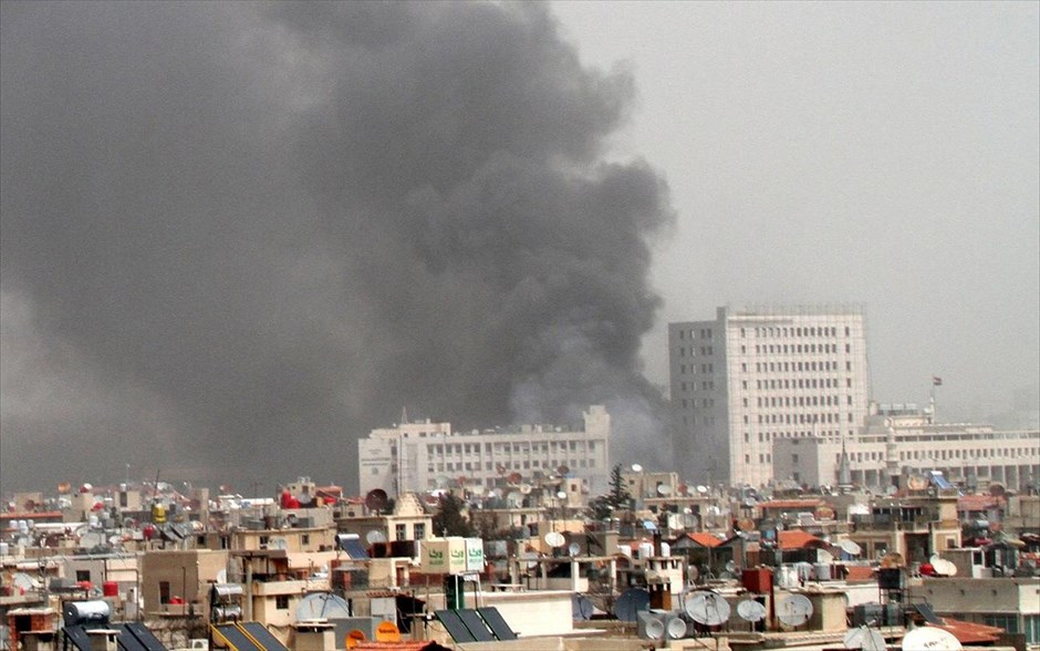 Τουλάχιστον 12 άμαχοι σκοτώθηκαν στη Δαμασκό. Τουλάχιστον 12 άνθρωποι σκοτώθηκαν και 45 τραυματίσθηκαν από την έκρηξη του παγιδευμένου αυτοκινήτου σήμερα στο κέντρο της Δαμασκού σύμφωνα με ιατρική πηγή. Η έκρηξη σημειώθηκε κοντά σε σχολείο στη συνοικία Σαμπάα Μπαχράτ, όπου στεγάζονται η Κεντρική Τράπεζα και το υπουργείο Οικονομικών.