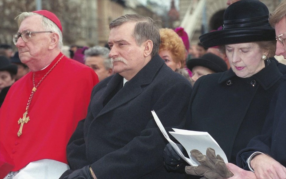 Μάργκαρετ Θάτσερ: 1925 - 2013 #20. Μαζί με τον Πολωνό πρόεδρο Λεχ Βαλέσα (στο κέντρο), τον προκαθήμενο της Ουγγαρίας, καρδινάλιο Λάσλο Πασκάι, παρίσταται στη νεκρώσιμο ακολουθία του πρωθυπουργού της Πολωνίας Γιόσεφ Ανταλ, στη Βουδαπέστη (18 Δεκεμβρίου 1993).