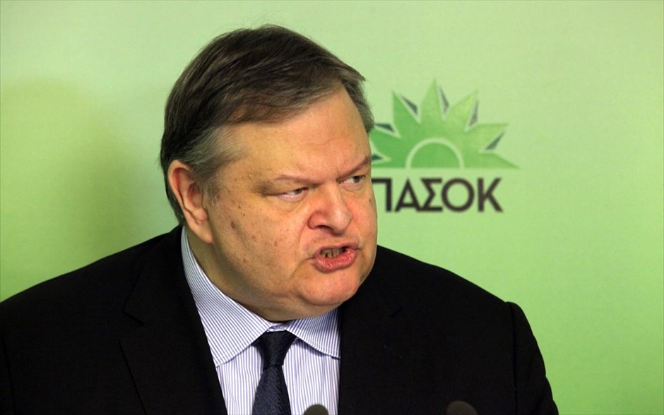 Βενιζέλος: Μεγάλο αγκάθι τα θέματα δημόσιας διοίκησης. Για όλα τα θέματα που αφορούν στις διαπραγματεύσεις της κυβέρνησης με την τρόικα, συζήτησε ο πρόεδρος του ΠΑΣΟΚ Ευάγγελος Βενιζέλος, στη συνάντηση που είχε με τους επικεφαλής της τρόικας, στα κεντρικά γραφεία του Κινήματος, στην Ιπποκράτους. Ο πρόεδρος του ΠΑΣΟΚ ανέφερε ότι από τις συζητήσεις με την τρόικα προκύπτει ότι το μεγάλο «αγκάθι» είναι η δημόσια διοίκηση.
