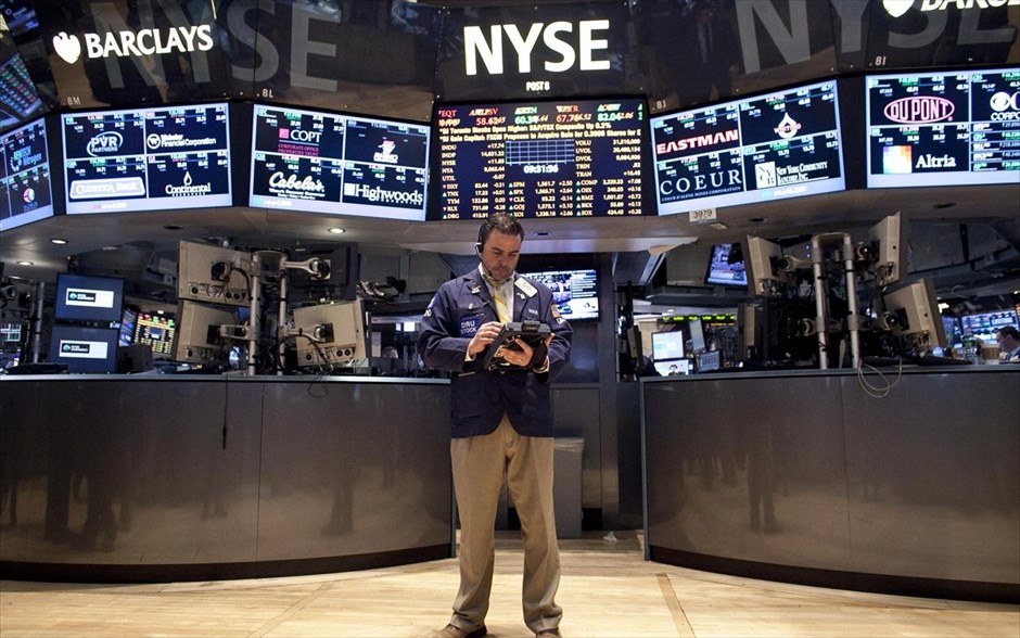 Νέο ρεκόρ κατέγραψε ο Dow Jones. Με νέο ιστορικό ρεκόρ έκλεισε τη συνεδρίαση της Τρίτης το Χρηματιστήριο της Νέας Υόρκης, καθώς ο βιομηχανικός δείκτης Dow Jones έφτασε στις 14.673,46 μονάδες, αυξημένος κατά 59,98 μονάδες ή +0,41%. Ο δείκτης Nasdaq των εταιρειών υψηλής τεχνολογίας έκλεισε στις 3.237,86 μονάδες, με κέρδη 15,61 μονάδων ή +0,48%. Τέλος, ο δείκτης Standard & Poor