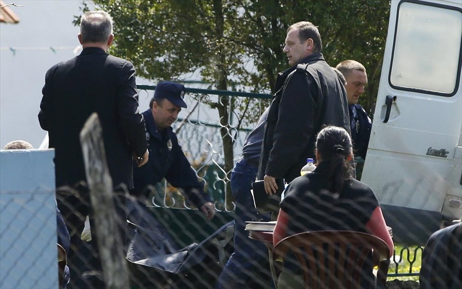 Στο πένθος βυθίστηκε η Σερβία. Ημέρα πένθους είναι σήμερα στη Σερβία για τα 13 θύματα του άγριου εγκλήματος που συνέβη στο χωριό Βέλικα Ίβαντσα, 60 χιλιόμετρα νοτιοδυτικά του Βελιγραδίου. Τη σχετική απόφαση έλαβε, χθες βράδυ, η σερβική κυβέρνηση σε έκτακτη συνεδρίαση. Ο εξηντάχρονος Λιούμπισα Μπογκντάνοβιτς, νωρίς χθες το πρωί, δολοφόνησε τον γιο του και άλλους 12 γείτονές του, μεταξύ των οποίων ένα αγοράκι δύο ετών. Στη συνέχεια πυροβόλησε και τραυμάτισε σοβαρά τη σύζυγό του ενώ ο ίδιος αυτοπυροβολήθηκε όταν έφτασε η αστυνομία και σήμερα νοσηλεύεται σε κωματώδη κατάσταση σε νοσοκομείο του Βελιγραδίου.