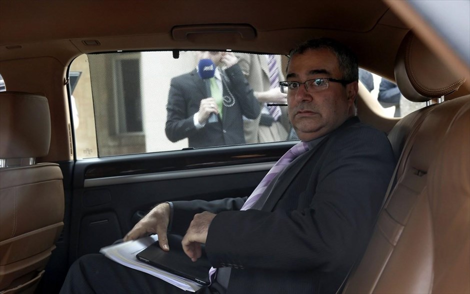 Ερευνα της κυπριακής Βουλής σε βάρος του διοικητή της Κεντρικής Τράπεζας. Την έναρξη διαδικασίας για να διερευνηθεί κατά πόσον ο διοικητής της Κεντρικής Τράπεζας Πανίκος Δημητριάδης, παραπλάνησε τους βουλευτές ή απέκρυψε στοιχεία σε σχέση με τους όρους εντολής για την Alvarez & Marshall, αποφάσισε η Βουλή. Η διαδικασία, που θα περάσει από διάφορα στάδια, ενδέχεται να οδηγήσει ακόμη και σε παραπομπή του διοικητή στον γενικό εισαγγελέα, για ποινικά αδικήματα.