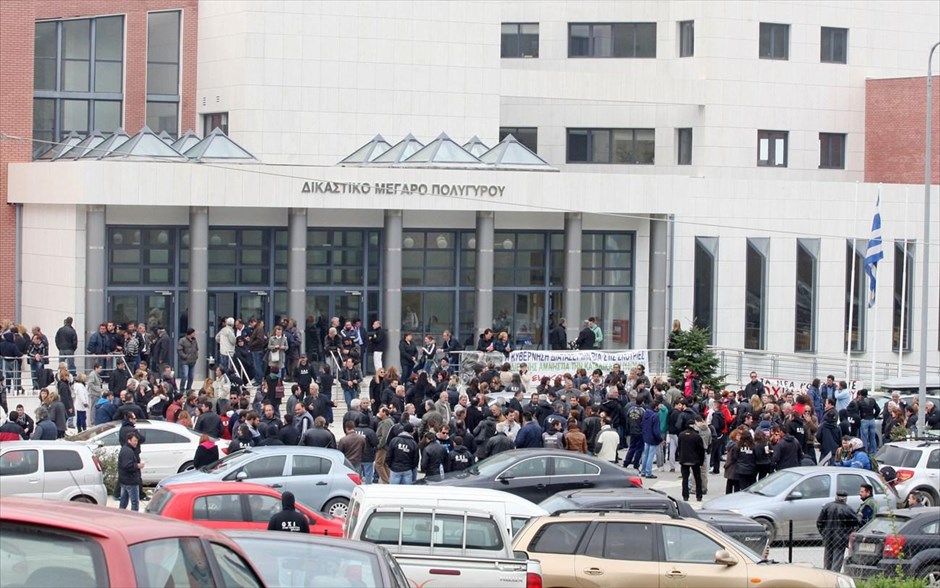 Διαμαρτυρία  στο δικαστικό Μέγαρο Πολυγύρου. Κάτοικοι της Ιερισσού συγκεντρώθηκαν έξω από το Δικαστικό Μέγαρο Πολυγύρου διαμαρτυρόμενοι για τις βίαιες συλλήψεις δύο συμπολιτών τους από την Αστυνομία με την κατηγορία για συμμετοχή τους στον εμπρησμό του εργοταξίου των μεταλλείων χρυσού στις Σκουριές Χαλκιδικής.