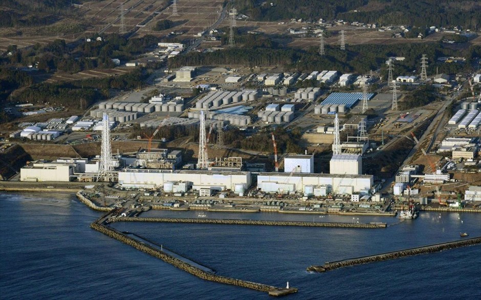 Διαρροή πολύ ραδιενεργού ύδατος στη Φουκουσίμα. Η εταιρεία Tokyo Electric Power που διαχειρίζεται τον πληγέντα από σεισμό και τσουνάμι πυρηνικό σταθμό της Φουκουσίμα, ανέφερε την Πέμπτη μια νέα διαρροή πολύ ραδιενεργού ύδατος, αυτή τη φορά στη διάρκεια των επιχειρήσεων άντλησης που έχουν στόχο να αδειάσει μια ελαττωματική υπόγεια δεξαμενή, από την οποία διαρρέει μολυσμένο νερό. Περίπου 22 λίτρα διέρρευσαν στο έδαφος, εξηγεί η Tepco σε ανακοίνωσή της. Η εταιρεία, η οποία προσπαθεί τώρα να περισυλλέξει το μολυσμένο νερό που διέρρευσε, είχε αναγνωρίσει χθες Τετάρτη τη σοβαρότητα των διαρροών μολυσμένου ύδατος που διαπιστώθηκαν τελευταία και είχε υποσχεθεί να δράσει το συντομότερο για να αδειάσει τις ελαττωματικές δεξαμενές.