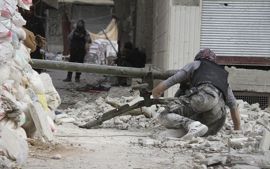 Πόλεις  - συντρίμμια στη Συρία. Σύρος αντάρτης κατά τη διάρκεια μάχης στην περιοχή Σίντι Μεκντάντ στα προάστια της Δαμασκού. 10 Απριλίου 2013.