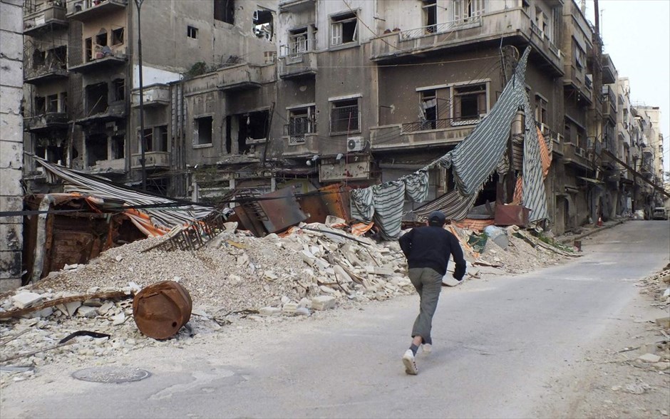 Πόλεις  - συντρίμμια στη Συρία. Ένας άνδρας τρέχει να προστατευθεί από πυρά στην περιοχή Τζουρέ Αλ Σαγιάχ στη Χομς. 8 Απριλίου 2013.