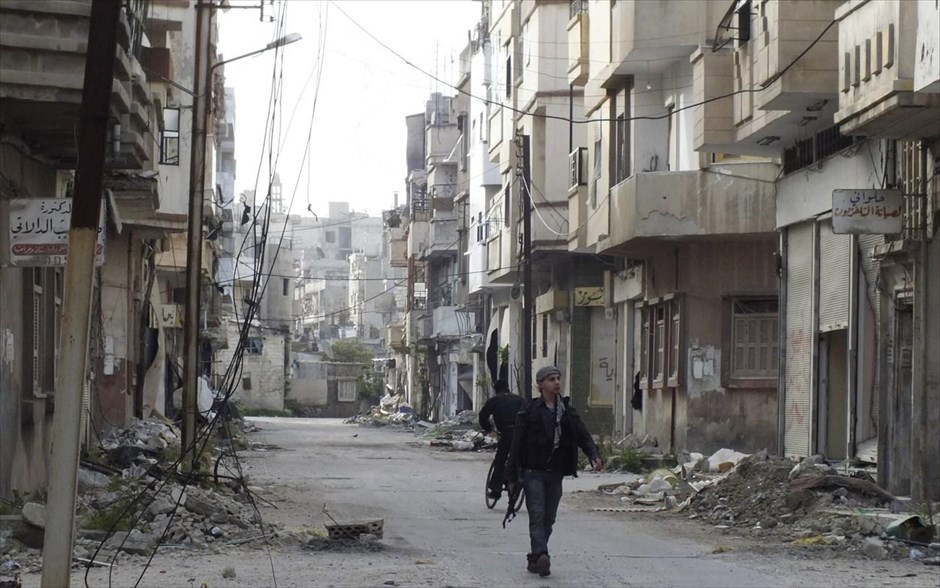 Πόλεις  - συντρίμμια στη Συρία. Μέλη του Ελεύθερου Συριακού Στρατού στην περιοχή Τζουρέ Αλ Σαγιάχ της Χομς. 8 Απριλίου 2013.
