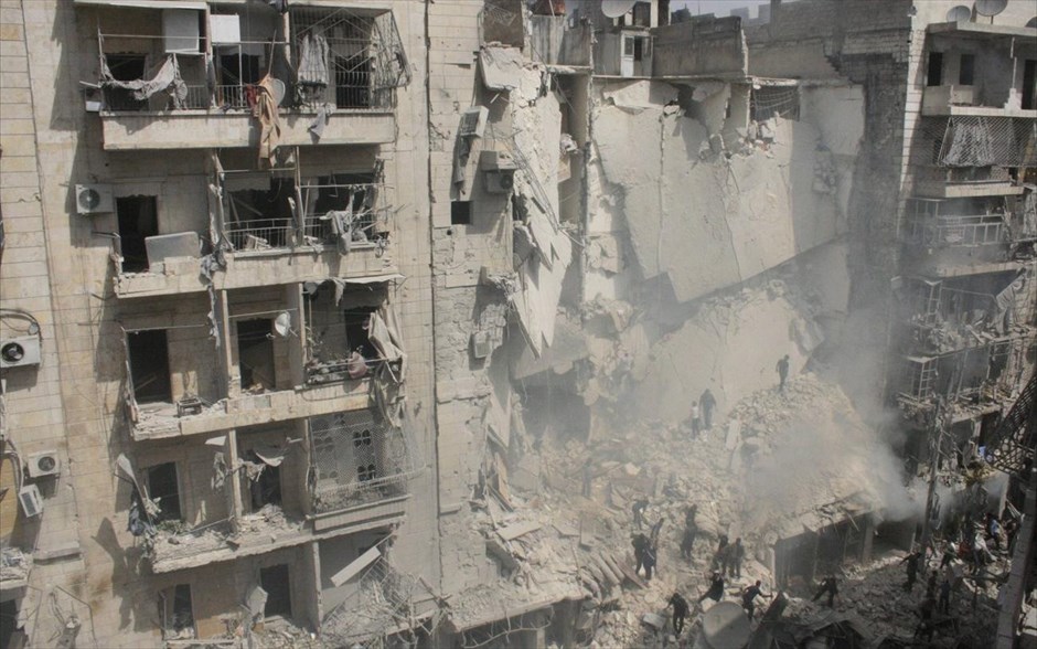 Πόλεις  - συντρίμμια στη Συρία. Κόσμος προσπαθεί να εντοπίσει επιζώντες στα συντρίμμια κατεστραμμένου κτηρίου στην συνοικία Αλ-Σουκάρι στο Χαλέπι. Ακτιβιστές υποστηρίζουν ότι προηγήθηκε αεροπορική επιδρομή των κυβερνητικών δυνάμεων. 7 Απριλίου 2013.