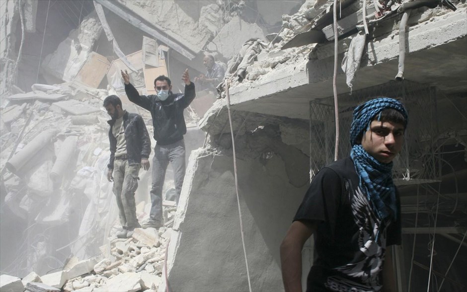 Πόλεις  - συντρίμμια στη Συρία. Κόσμος προσπαθεί να εντοπίσει επιζώντες στα συντρίμμια κατεστραμμένου κτηρίου στην συνοικία Αλ-Σουκάρι στο Χαλέπι. Ακτιβιστές υποστηρίζουν ότι προηγήθηκε αεροπορική επιδρομή των κυβερνητικών δυνάμεων. 7 Απριλίου 2013.