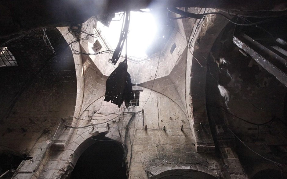 Πόλεις  - συντρίμμια στη Συρία. Κατεστραμμένη οροφή κτηρίου στην παλιά πόλη του Χαλεπιού η οποία αποτελεί μνημείο πολιτιστικής κληρονομιάς της UNESCO. 2 Οκτωβρίου 2012.