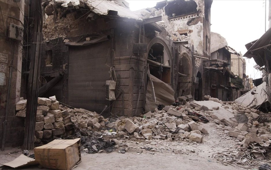 Πόλεις  - συντρίμμια στη Συρία. Ζημιές έχει υποστεί η πέτρινη πύλη της παλιά πόλης του Χαλεπιού, η οποία βρίσκεται πάνω σε διασταύρωση αρχαίων εμπορικών δρόμων.  Η παλιά πόλη του Χαλεπιού αποτελεί μνημείο πολιτιστικής κληρονομιάς της UNESCO.  2 Οκτωβρίου 2012.