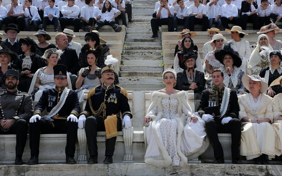 Αναβίωση των πρώτων μεταγενέστερων Ολυμπιακών Αγώνων στην Αθήνα το 1896. Ηθοποιοί υποδύονται τους θεατές κατά την τελετή αναβίωσης των πρώτων Σύγχρονων Ολυμπιακών Αγώνων στο Παναθηναϊκό στάδιο.&nbsp;