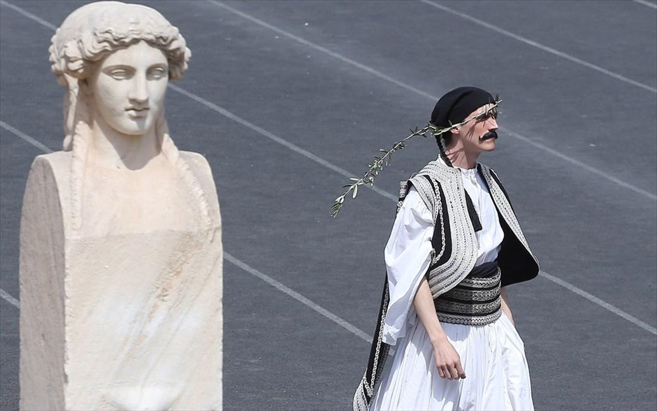 Αναβίωση των Ολυμπιακών Αγώνων του 1896. Τελετή αναβίωσης των πρώτων Σύγχρονων Ολυμπιακών Αγώνων πραγματοποιήθηκε σήμερα στο Παναθηναϊκό στάδιο. Η εκδήλωση υλοποιήθηκε για εκπαιδευτικούς σκοπούς από την Εθνική Ολυμπιακή Ακαδημία της Ελλάδας (ΕΘΝ.Ο.Α.) στο πλαίσιο του προγράμματος «Ημέρα Ολυμπιακής Παιδείας», το οποίο υλοποιεί για τρίτη συνεχή χρονιά.