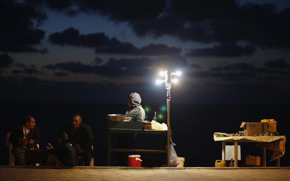 Παλαιστίνιος πουλά καλαμπόκι σε παραλία της Γάζας. Ένας παλαιστίνιος πωλητής πουλάει καλαμπόκι σε παραλία της πόλης της Γάζας.