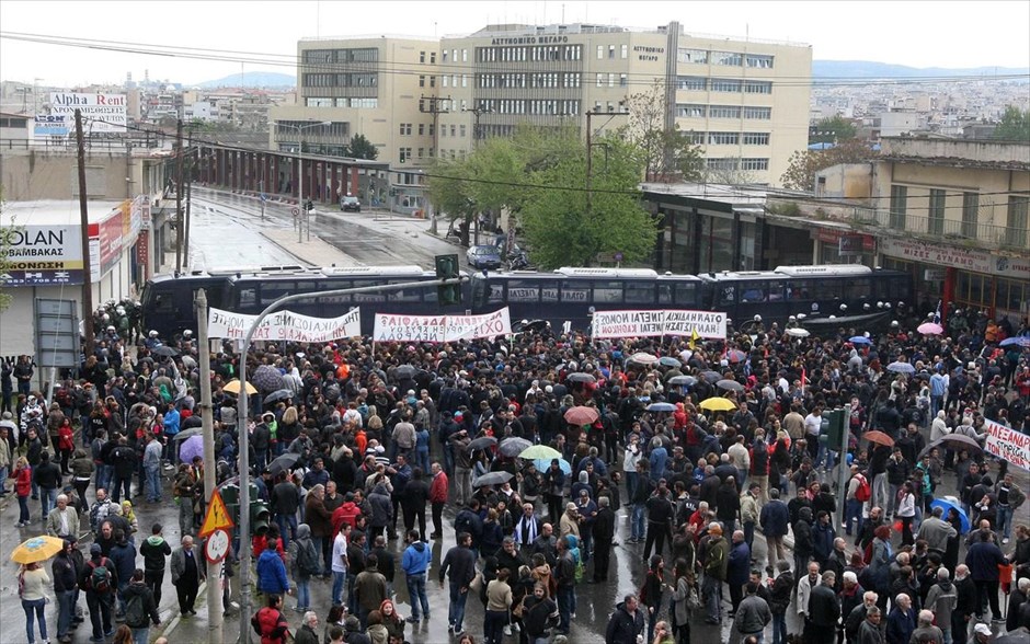 Διαμαρτυρία στο αστυνομικό Μέγαρο Θεσσαλονίκης. Κάτοικοι της Ιερισσού και της Θεσσαλονίκης συγκεντρώθηκαν έξω από το Αστυνομικό Μέγαρο Θεσσαλονίκης διαμαρτυρόμενοι για τις βίαιες συλλήψεις δύο συμπολιτών τους από την αστυνομία με την κατηγορία για συμμετοχή τους στον εμπρησμό του εργοταξίου των μεταλλείων χρυσού στις Σκουριές Χαλκιδικής.