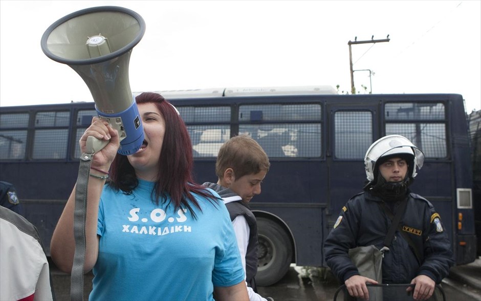 Διαμαρτυρία στο αστυνομικό Μέγαρο Θεσσαλονίκης . Κάτοικοι της Ιερισσού και της Θεσσαλονίκης συγκεντρώθηκαν έξω από το Αστυνομικό Μέγαρο Θεσσαλονίκης διαμαρτυρόμενοι για τις βίαιες συλλήψεις δύο συμπολιτών τους από την αστυνομία με την κατηγορία για συμμετοχή τους στον εμπρησμό του εργοταξίου των μεταλλείων χρυσού στις Σκουριές Χαλκιδικής.
