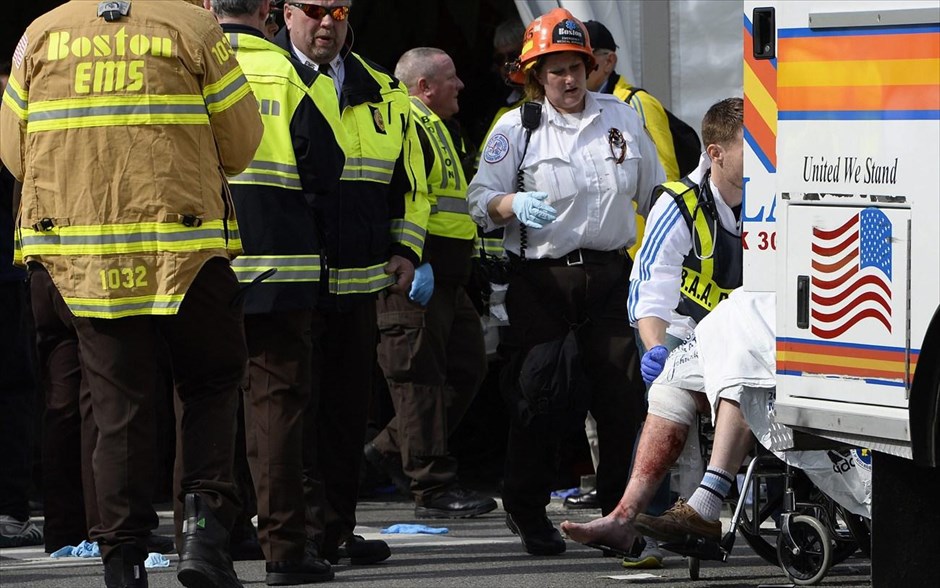 ΗΠΑ: Εκρήξεις στη διαδρομή μαραθωνίου της Βοστόνης #3. Ένας τραυματίας θεατής μεταφέρεται σε ασθενοφόρο από το πρόχειρο ιατρείο που έχει στηθεί στην περιοχή της έκρηξης.