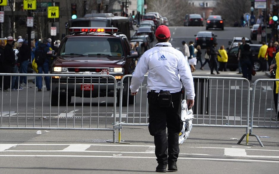 ΗΠΑ: Εκρήξεις στη διαδρομή μαραθωνίου της Βοστόνης #5. Εθελοντές και προσωπικό του Μαραθωνίου ρυθμίζουν την κυκλοφορία στους δρόμους της Βοστόνης, έπειτα από τις δύο εκρήξεις.