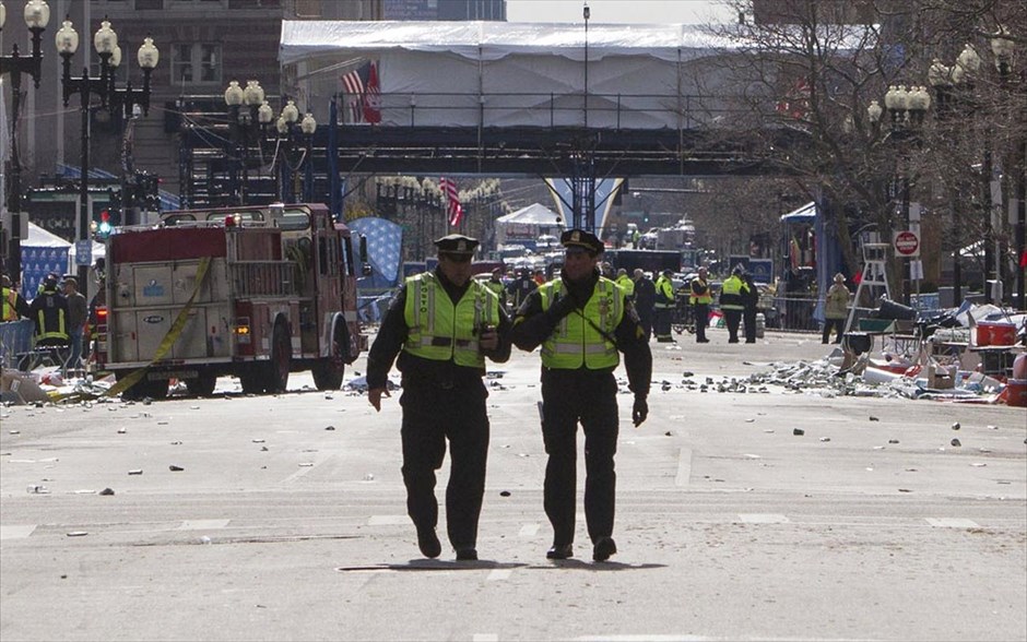 ΗΠΑ: Εκρήξεις στη διαδρομή μαραθωνίου της Βοστόνης #6. Αστυνομικοί της Βοστόνης περιπολούν στην οδό Μπόιλστον κοντά στη σκηνή των πολλαπλών εκρήξεων που σημειώθηκαν κατά τη διάρκεια του Μαραθωνίου.