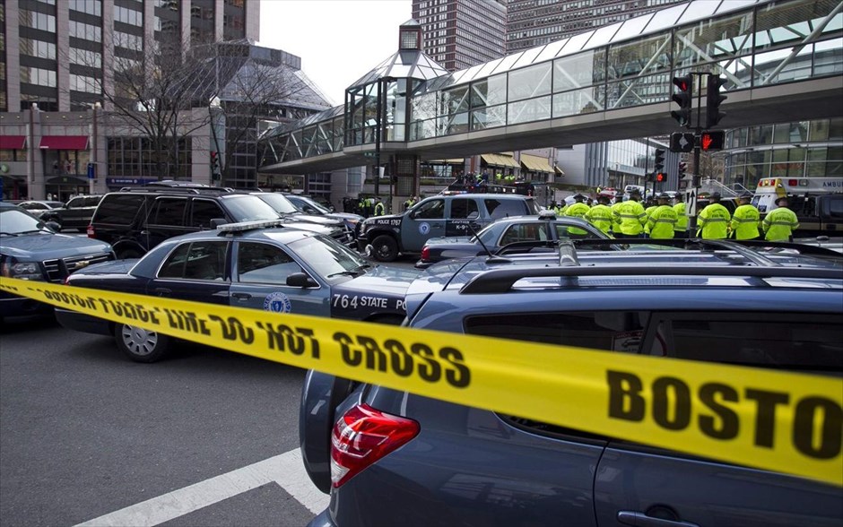 ΗΠΑ: Εκρήξεις στη διαδρομή μαραθωνίου της Βοστόνης #3. Η αστυνομία της Βοστόνης συντονίζει τη σκηνή όπου σημειώθηκαν οι δύο εκρήξεις.