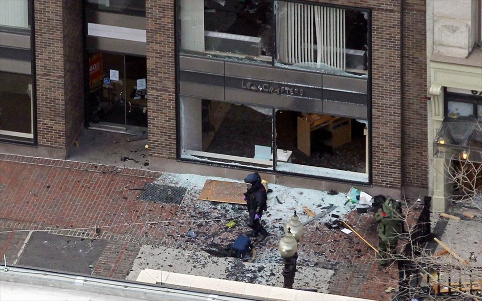 ΗΠΑ: Εκρήξεις στη διαδρομή μαραθωνίου της Βοστόνης #10. Ένας άνδρας με ειδική στολή ερευνά τον τόπο της έκρηξης στην οδό Μπόιλστον της Βοστόνης.