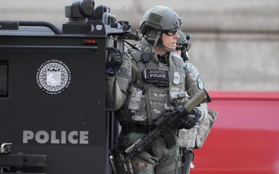 ΗΠΑ: Ερευνα των αμερικανικών αρχών για τις εκρήξεις στη Βοστόνη. Αστυνομικοί της ομάδας SWAT περιπολούν την περιοχή κοντά στη γραμμή τερματισμού του μαραθωνίου της Βοστόνης.