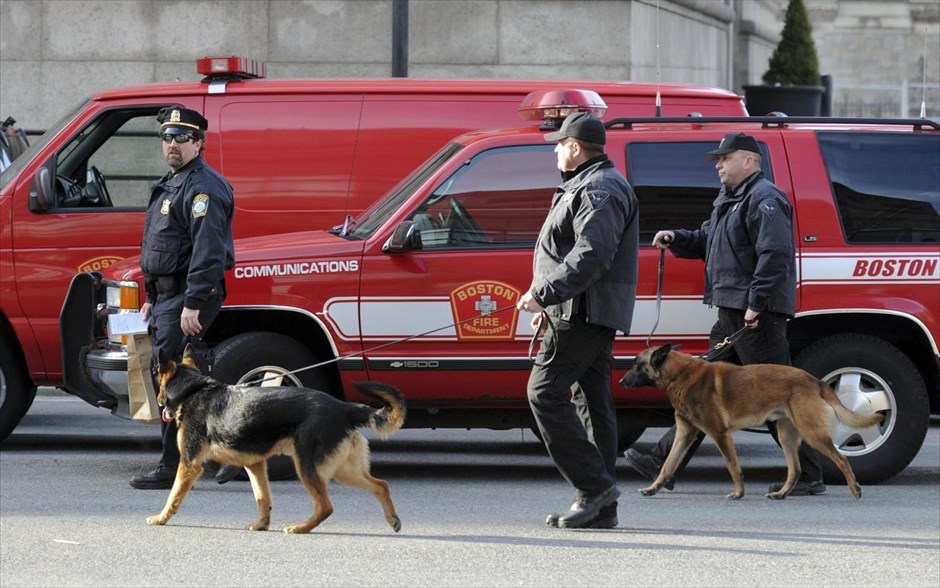 ΗΠΑ: Ερευνα των αμερικανικών αρχών για τις εκρήξεις στη Βοστόνη. Αστυνομικοί με ειδικά εκπαιδευμένα σκυλιά για την ανίχνευση εκρηκτικών μηχανισμών ερευνούν την περιοχή γύρω από τη γραμμή τερματισμού του μαραθωνίου της Βοστόνης. Σε εξέλιξη βρίσκεται έρευνα των αμερικανικών αρχών, που αναζητούν στοιχεία για να εντοπίσουν τους υπεύθυνους των δύο εκρήξεων, που άφησε τρεις νεκρούς και τουλάχιστον 140 τραυματίες.