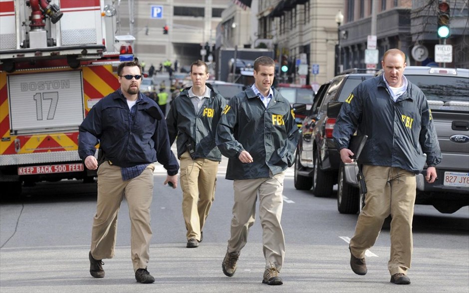 ΗΠΑ: Ερευνα των αμερικανικών αρχών για τις εκρήξεις στη Βοστόνη. Πράκτορες του FBI φτάνουν στην περιοχή που σημειώθηκαν οι δύο εκρήξεις, στη γραμμή τερματισμού του μαραθωνίου της Βοστόνης.