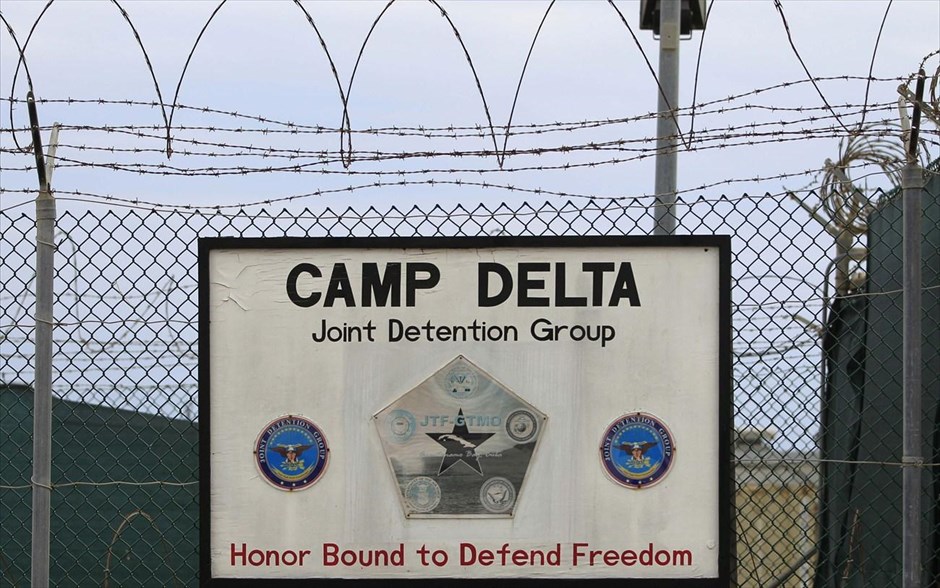 Τα επεισόδια και οι απεργίες πείνας επανέφεραν στην δημοσιότητα το Γκουαντάναμο. Τα δημοσιεύματα για κρατούμενους οι οποίοι αντιστάθηκαν σε φρουρούς με σκουπόξυλα, για τη χρήση δακρυγόνων για την αποκατάσταση της τάξης και τη συνεχιζόμενη απεργία πείνας των φυλακισμένων θύμισαν στους Αμερικανούς ένα θέμα που είχε πάψει να απασχολεί τον Τύπο το τελευταίο διάστημα: τη φυλακή του αμερικανικού στρατού στον Κόλπο Γκουαντάναμο στην Κούβα. Ο Λευκός Οίκος αντέδρασε στα γεγονότα του Σαββάτου απλά με μια λιτή ανακοίνωση στην οποία ανέφερε ότι παρακολουθεί τις εξελίξεις. Η λακωνική αυτή δήλωση δεν ήταν τόσο μια ένδειξη αδιαφορίας, όσο αδυναμίας.