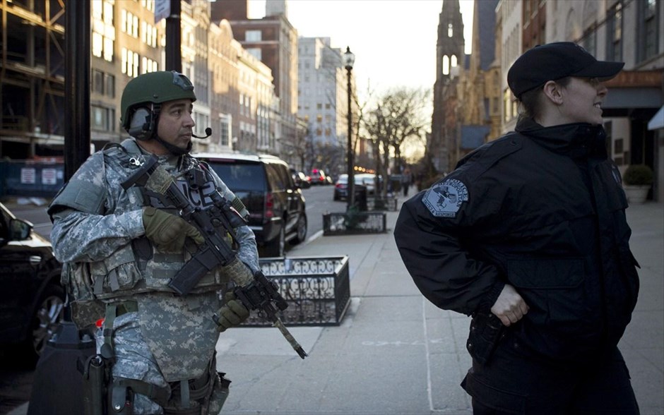 ΗΠΑ: Ερευνα των αμερικανικών αρχών για τις εκρήξεις στη Βοστόνη. Αστυνομικοί της ομάδας SWAT περιπολούν την οδό Νιούμπερι μετά τις δύο εκρήξεις στη γραμμή τερματισμού του μαραθωνίου της