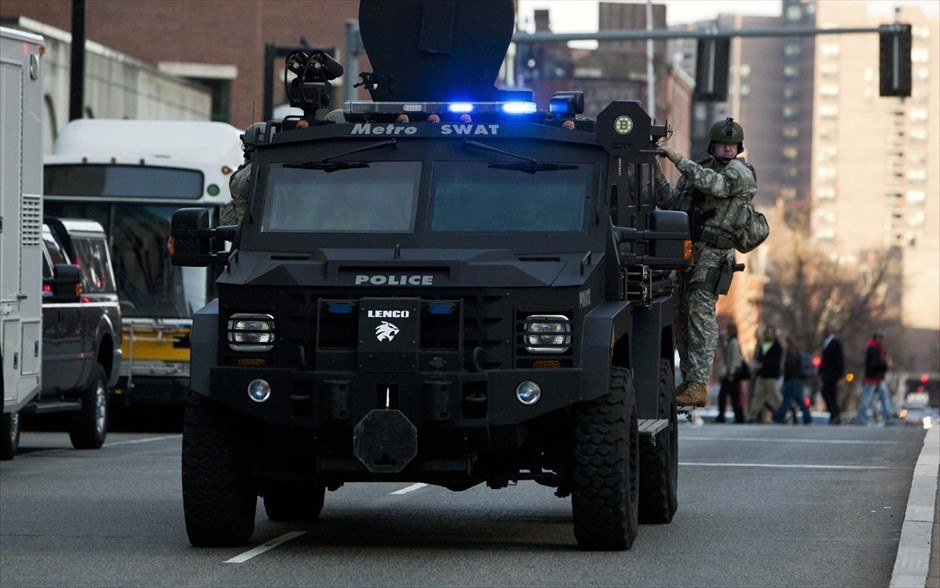 ΗΠΑ: Ερευνα των αμερικανικών αρχών για τις εκρήξεις στη Βοστόνη. Μέλη της ομάδας SWAT φτάνουν στην περιοχή των εκρήξεων στη γραμμή τερματισμού του μαραθωνίου της Βοστόνης. Το FBI έχει αναλάβει τον συντονισμό της «εγκληματολογικής», αλλά και «εν δυνάμει τρομοκρατικής» έρευνας, όπως την έχει  χαρακτηρίσει. Στην έρευνα συμμετέχουν επίσης υπηρεσίες πληροφοριών όπως η CIA και το Εθνικό Κέντρο Αντιτρομοκρατίας.